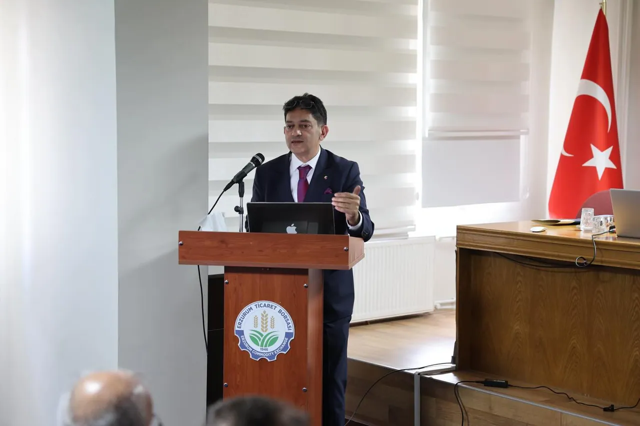 Hakan Oral, borsa meclis toplantısında kürsüde